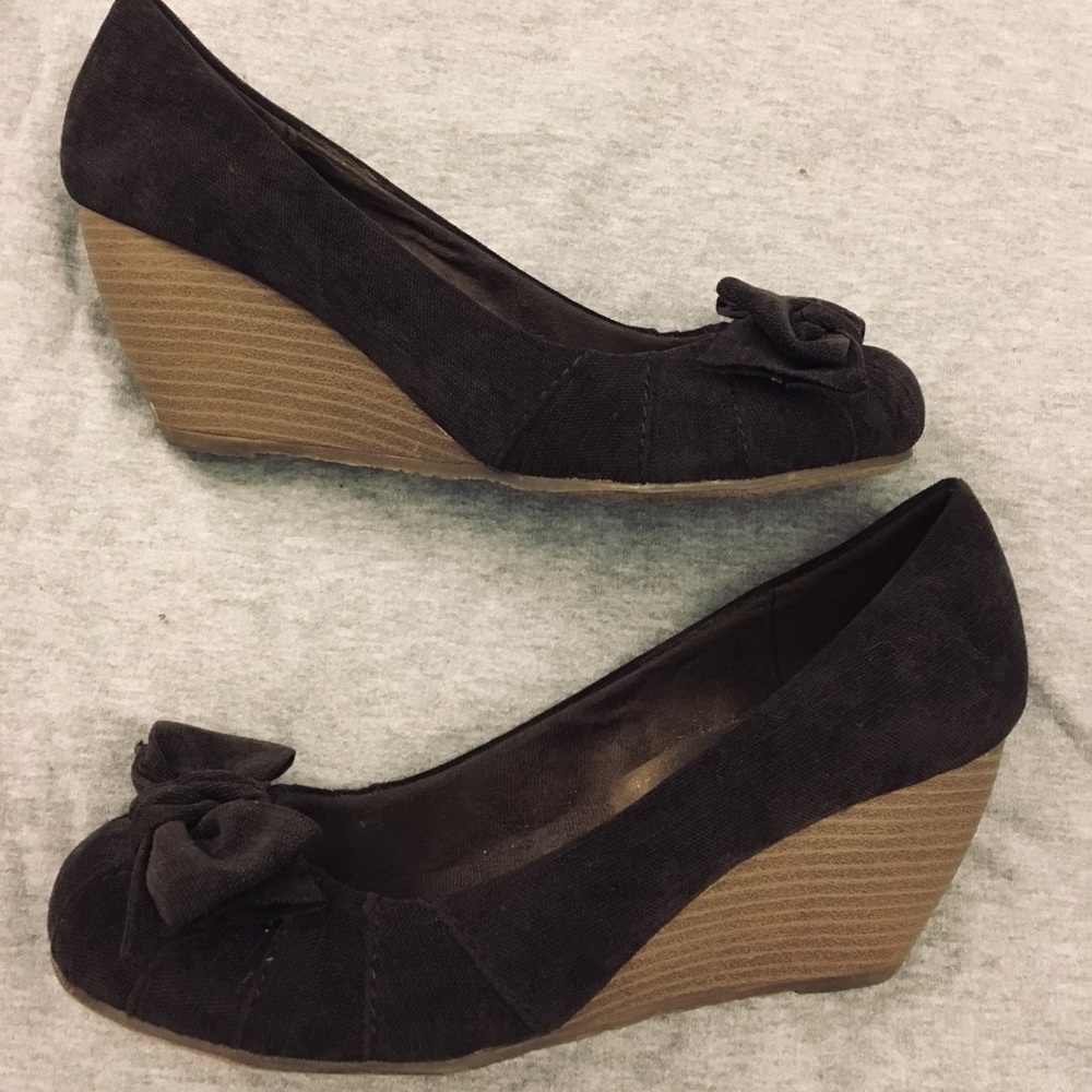Brown bowed heels